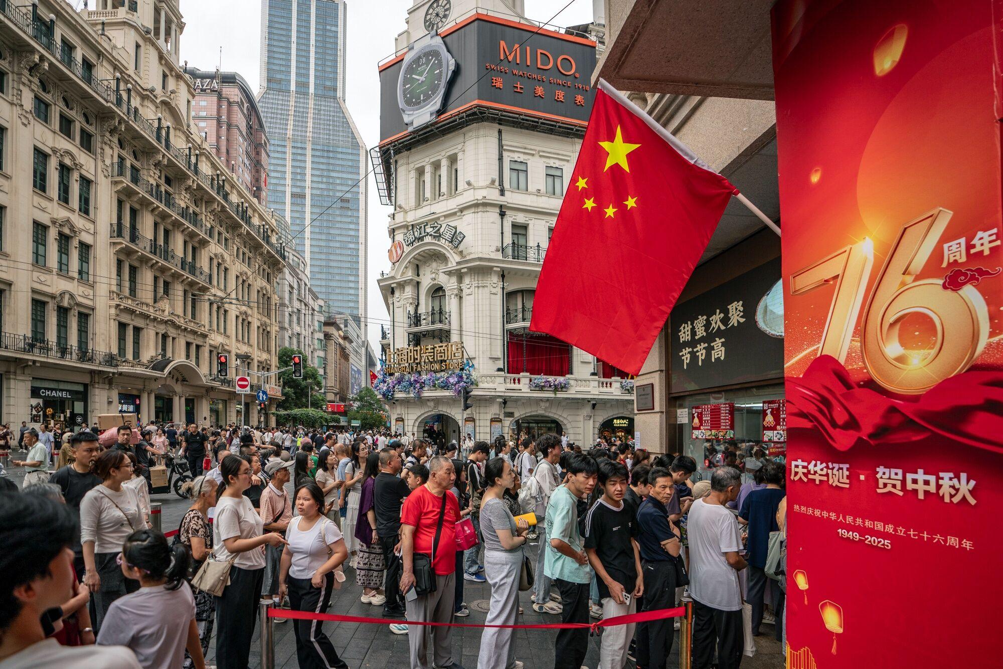 上海南京路黄金周人潮资料图|来源:Al Khaleej