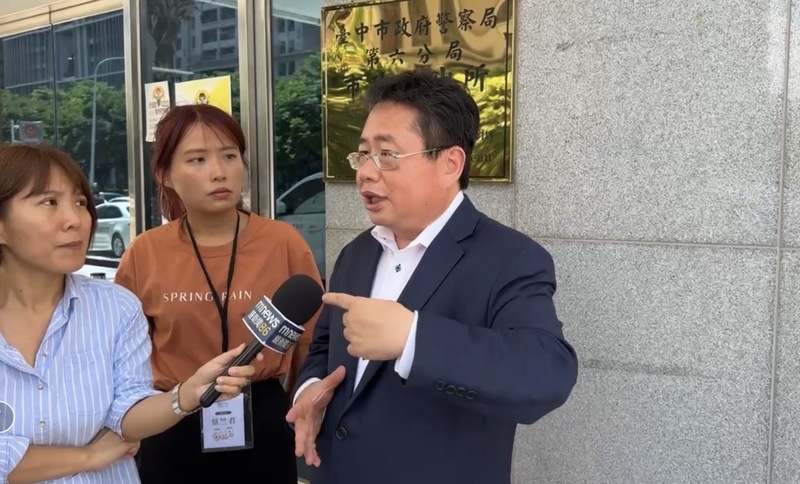 矢板明夫遇袭后到警局报案并向媒体说明|来源:大纪元