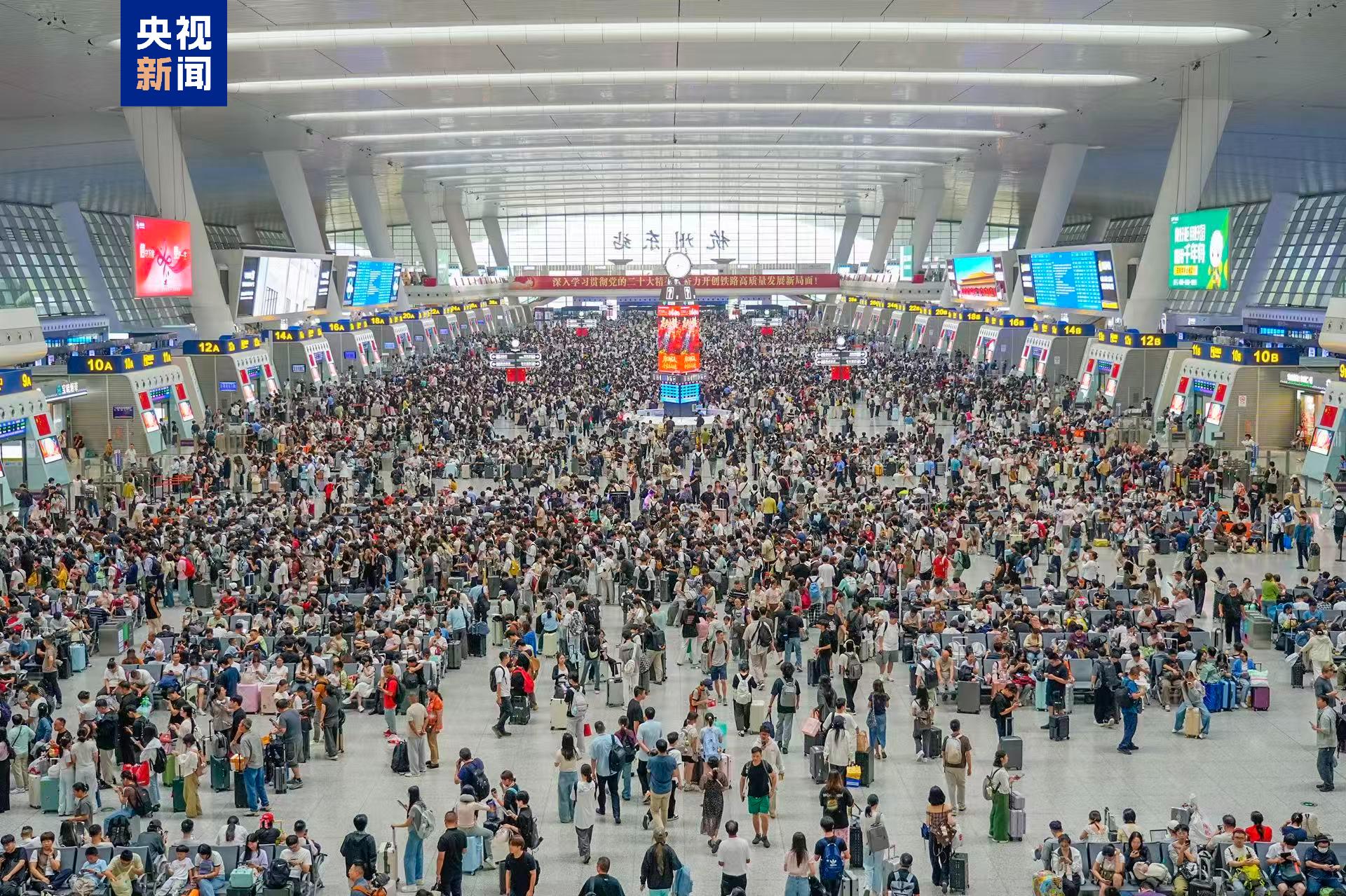Photos of the National Day station becoming crowded every year, with an average of less than $900 per trip in 2026.,图片 1