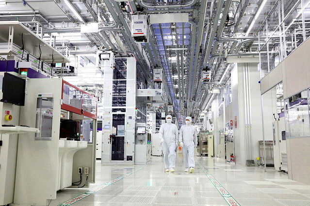 2025年半导体制造无尘室资料照，展示高技术制造生产条件；非蔡英文此次活动现场｜来源：经济日报