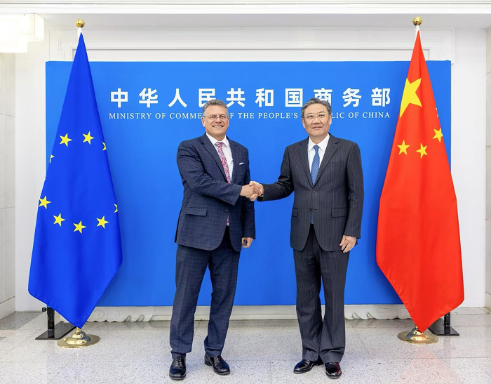 2025年王文涛与欧盟贸易官员会晤资料照，非本次44家协会联合行动现场｜来源：中国商务部