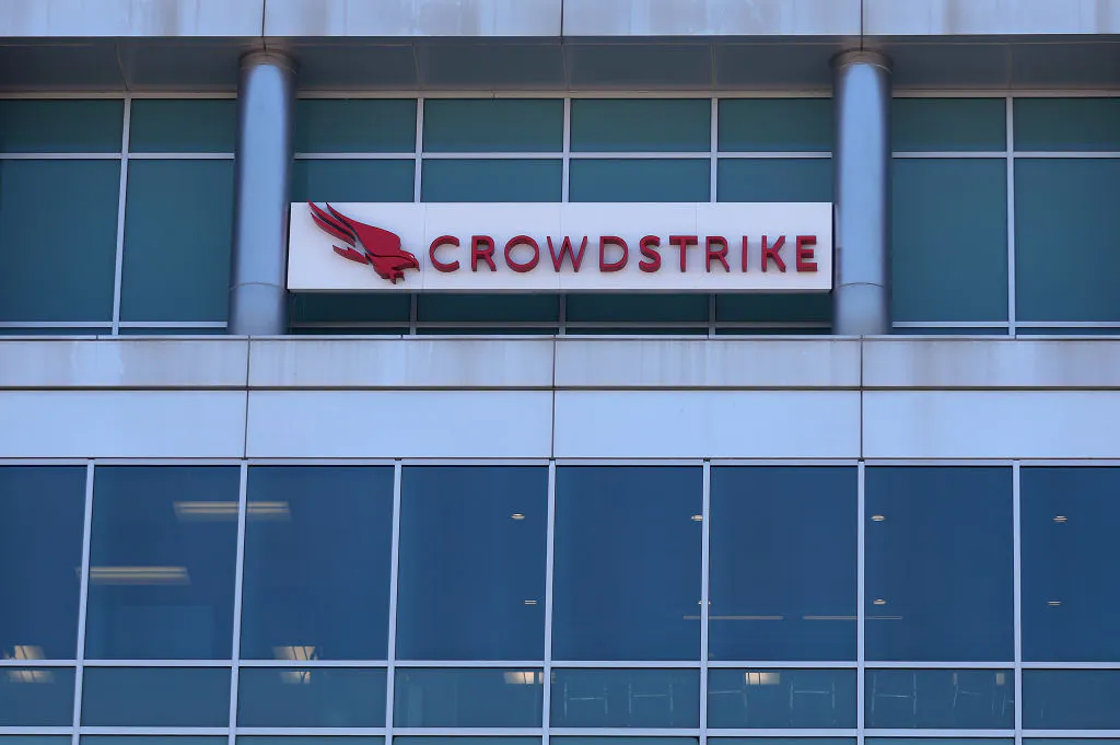 CrowdStrike公司办公楼标识2024年资料照，非此次网络攻击现场｜来源：Sherwood News