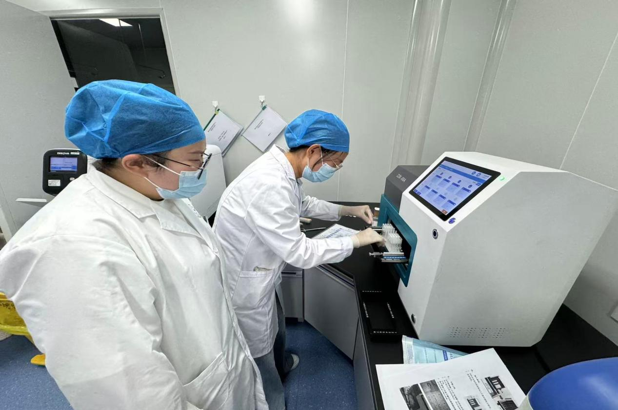资料图:包头医学院公开的鼠疫防控科研检测现场。与传言所称二连浩特患者并无直接关联