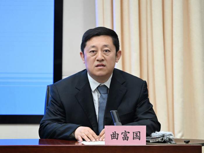 财政部债务管理司副司长曲富国介绍地方政府专项债券发行及隐性债务置换。资料图／财政部新闻办公室｜来源：中华人民共和国财政部