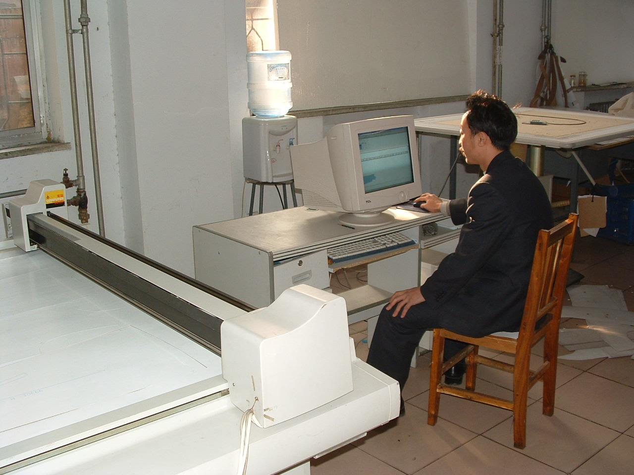 中国制造业工人旧照，非徐州丰县10月8日维权现场。来源：Wikimedia Commons，按原始页面授权署名