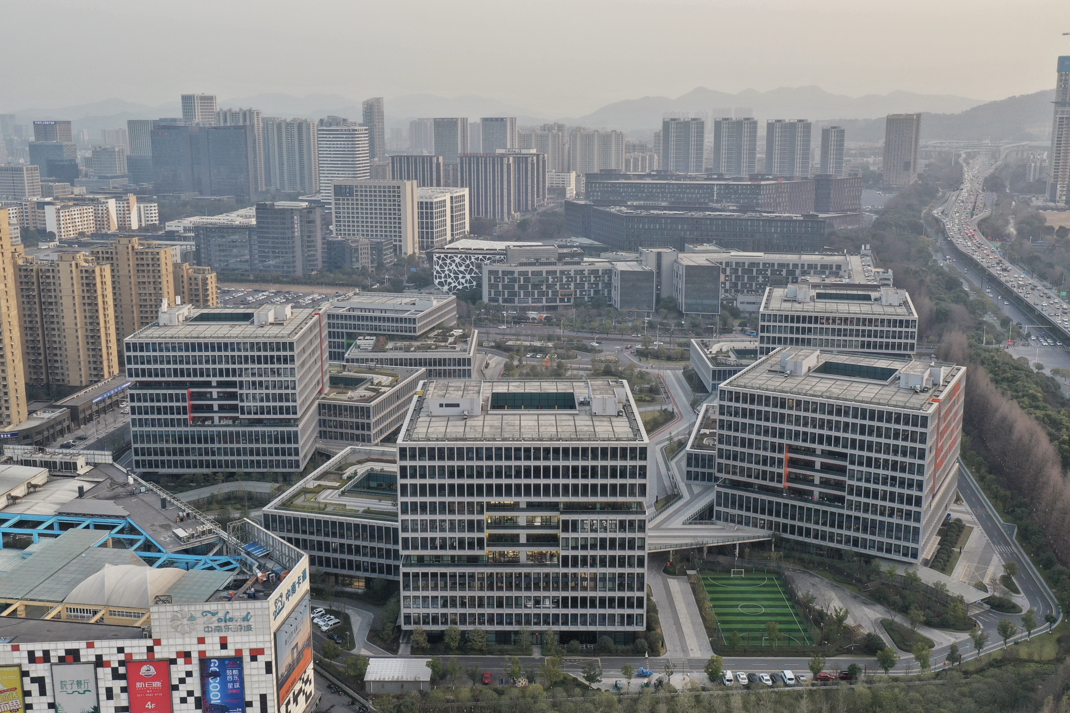 杭州阿里巴巴滨江中心办公建筑,2021年资料照片,非2026年文章发布现场。来源:Wikimedia Commons
