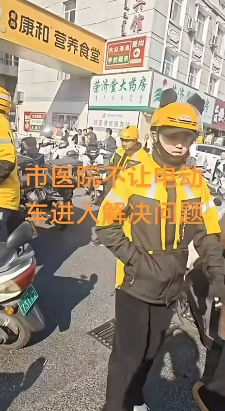 赤峰骑手聚集相关视频第二段画面截图，X账号“李老师不是你老师”2026年10月11日发布｜来源：X／李老师不是你老师