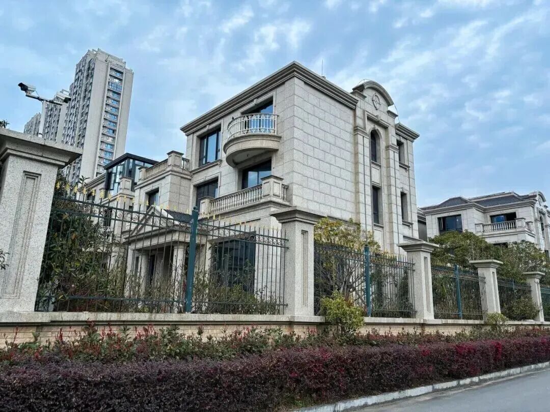 Ji Wen has filed a complaint against Judge Chen Li of the Roadbridge Court of Taizhou for illegal conduct.