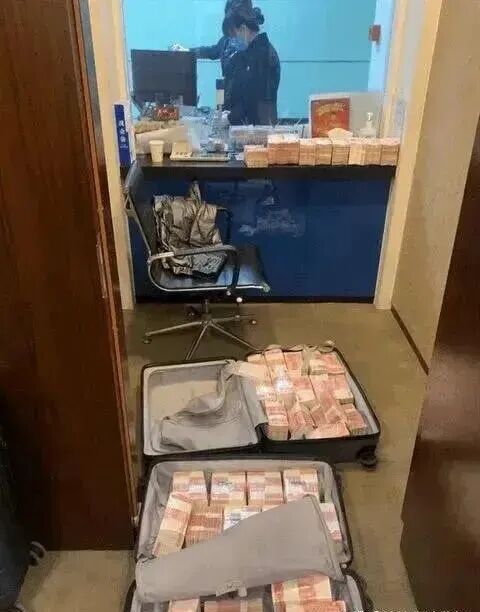 八个行李箱的现金，和一个举报者的困境