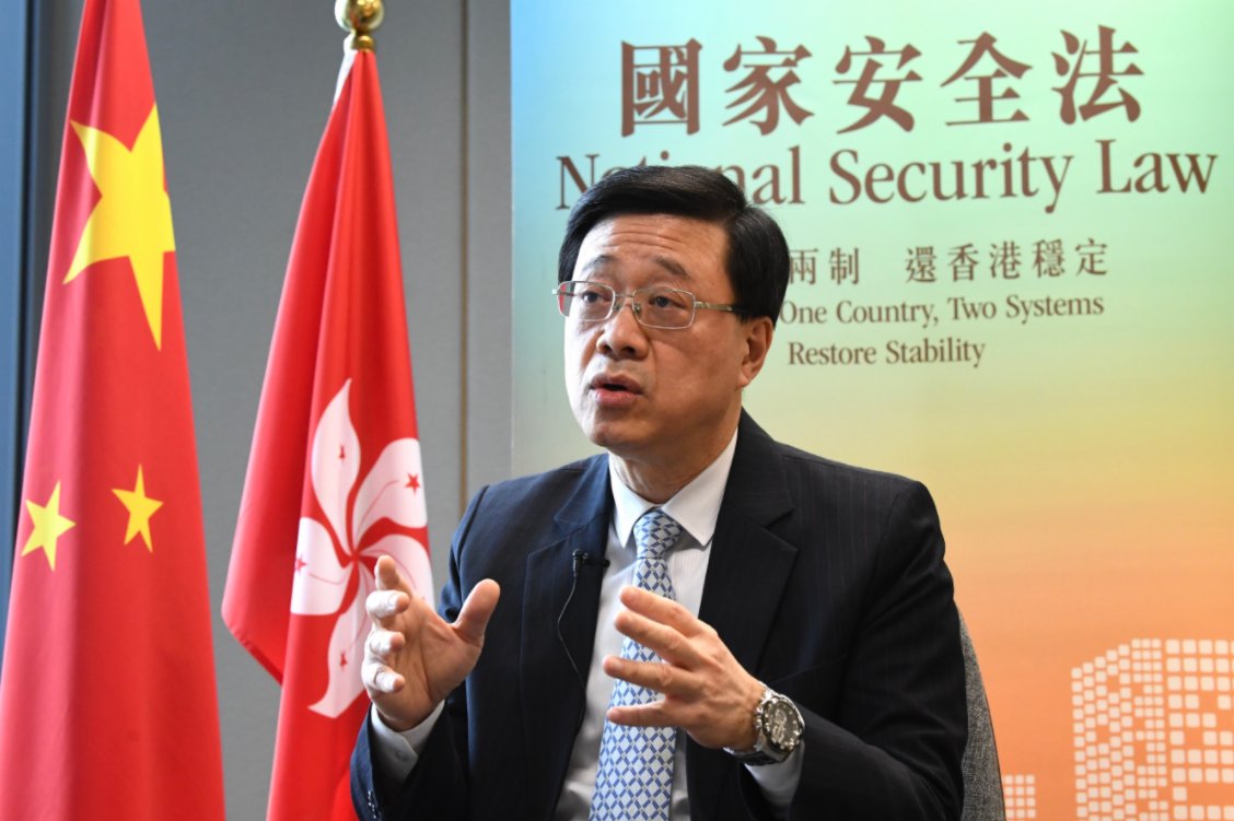 香港行政长官李家超在《香港国安法》背景前接受访问资料图