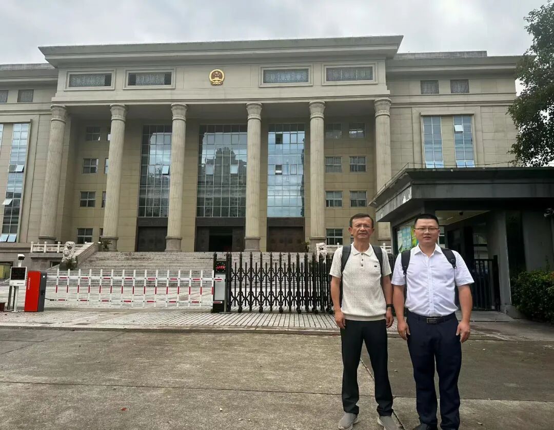 因网络维权获刑的自媒体人隔着铁窗托付希望:揭秘对未谋面律师的信任传递